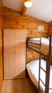 a bunk bed room with two bunk beds in a cabin at Chaletparc Krabbenkreek in Sint Annaland