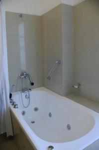 
A bathroom at Hotel Hostal del Espinillo
