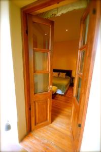 uma porta aberta numa sala com um quarto em Club Tapiz em Chacras de Coria