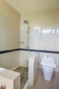 A bathroom at Ladera Villa Ubud