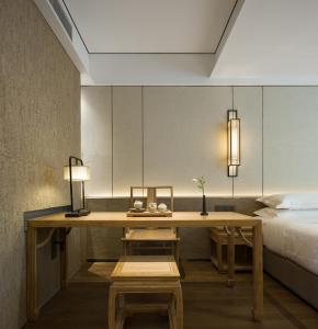 Ένα ή περισσότερα κρεβάτια σε δωμάτιο στο The Hidden House Cheng Du Du Fu Thatched Cottàge Branch