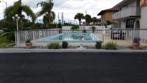 基西米的住宿－楓葉汽車旅館，一个带围栏的院子内的游泳池