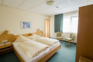 Postel nebo postele na pokoji v ubytování Hotel Zum kühlen Grunde