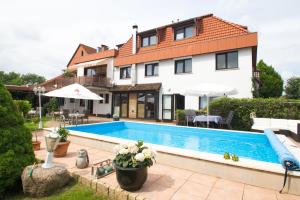 Bazén v ubytování Hotel Zum kühlen Grunde nebo v jeho okolí