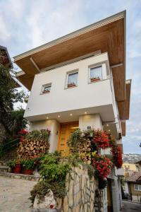 una casa con flores y plantas delante de ella en Residence Mahala en Sarajevo