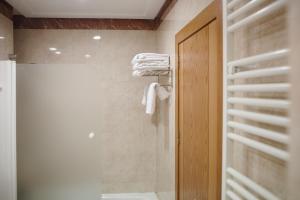 Ένα μπάνιο στο Hotel Restaurante Emilio +54 φωτογραφίες