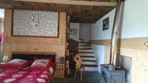ein Schlafzimmer mit einem Bett mit roter Bettwäsche und einer Treppe in der Unterkunft Chalet Mondjoin in Torgnon