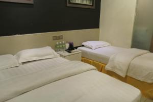 Postel nebo postele na pokoji v ubytování Putra One Avenue Hotel