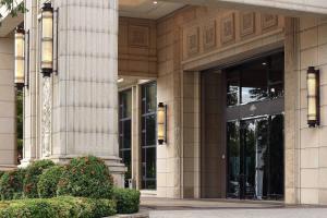 花蓮市にあるフーロン ホテル 花蓮のたくさんのガラス窓がある大きな建物