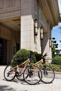 duas bicicletas estacionadas em frente a um edifício em Fullon Hotel Hualien em Hualien