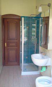 Ένα μπάνιο στο Villa Alabe - Waterfront Apartments in Bosa Porto Alabe