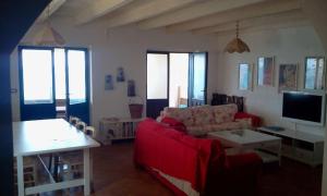 Area tempat duduk di Villa Alabe - Waterfront Apartments in Bosa Porto Alabe