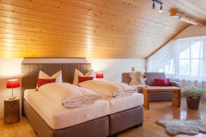 Postel nebo postele na pokoji v ubytování Hartungs Hoteldorf