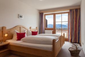 Postel nebo postele na pokoji v ubytování Hartungs Hoteldorf + 37 fotografií