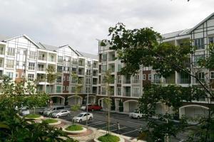 een parkeerplaats met auto's voor gebouwen bij Strawberry Homestay in Cameron Highlands