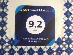 Sijil, anugerah, tanda atau dokumen lain yang dipamerkan di Apartment Matogi