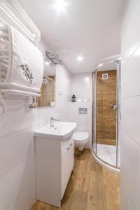 Ένα μπάνιο στο 2 Nights Apartments - great location, right next to Main Rail and Bus Station, 10 min to Main Square by foot +92 φωτογραφίες
