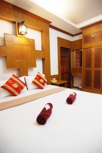 1 dormitorio con 2 camas con zapatillas rojas en Nature Beach Resort, Koh Lanta, en Ko Lanta