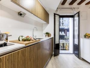 cocina con encimeras blancas y encimera de madera en Center Pamplona Apartment, en Pamplona