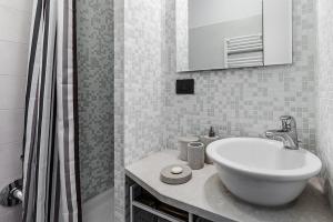 ミラノにあるKramer Apartmentの白いバスルーム(シンク、シャワー付)
