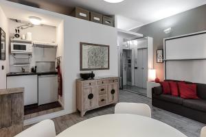 ミラノにあるKramer Apartmentのキッチン、リビングルーム(ソファ、テーブル付)