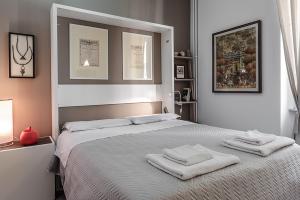 ミラノにあるKramer Apartmentのベッドルーム1室(ベッド1台、タオル2枚付)