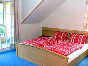 クレフにあるFerienweingut Rainer Beitzelの赤い毛布と枕が備わるベッド1台