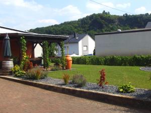 クレフにあるFerienweingut Rainer Beitzelのパーゴラと植物のある庭園