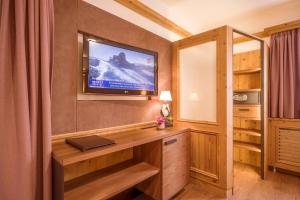 En tv och/eller ett underhållningssystem på Alpin Hotel Garni Eder - Private Living