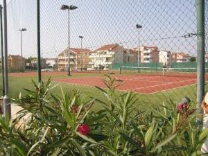 Tenis a/nebo squash v ubytování Apartmani Nena nebo okolí