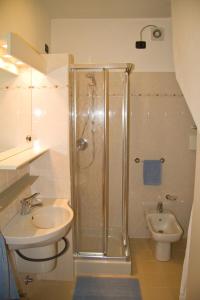 ベッラージョにあるVistaureggioのバスルーム(シャワー、洗面台、トイレ付)