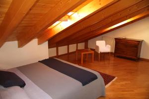 um quarto com uma cama e uma cómoda num sótão em Vistaureggio em Bellagio