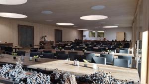 una grande stanza con sedie e un grande tavolo di Hotel Terminus a Küblis