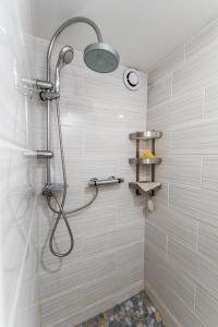 ヴァル・トランスにあるNazca D2のバスルーム(シャワー、シャワーヘッド付)が備わります。