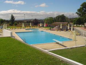 Het zwembad bij of vlak bij Hotel Rural Quinta de Santo Antonio