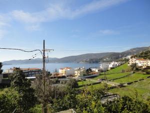 a view of a city and a body of water at Petries Apartment in Petriaí