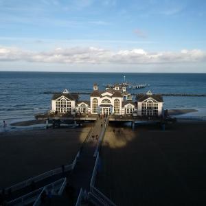 a building on a pier in the ocean at Ferienhaus Boddenkiek mit Wasserblick in Seedorf in Seedorf
