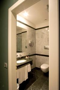 Een badkamer bij Grand Hotel Della Posta
