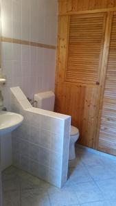 a bathroom with a toilet and a tub and a sink at Wald&Wiesengeflüster Zechlinerhütte in Rheinsberg