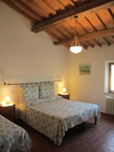 a bedroom with a bed and two lamps in it at A Casa di Lizzy B&B in Montelopio