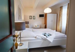Postel nebo postele na pokoji v ubytování Hotel Gasthof Zu den Linden + 5 fotografií