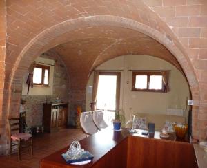 a living room with an archway in a brick wall at A Casa di Lizzy B&B in Montelopio