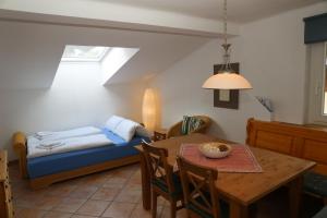 - un salon avec un lit et une table dans l'établissement Appartement Edith, à Zell am See