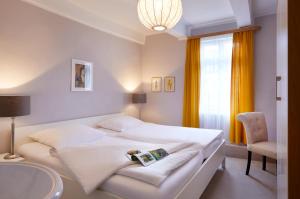 een slaapkamer met een groot wit bed en een raam bij Hotel Gasthof Zu den Linden in Oberhundem