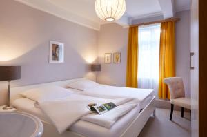 Postel nebo postele na pokoji v ubytování Hotel Gasthof Zu den Linden