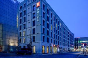 un edificio blanco con un cartel en el costado en Ibis Leipzig City en Leipzig