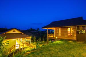 una casa su una collina accanto a un edificio di Tarahill Khao Kho a Khao Kho