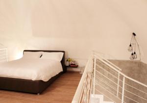 マテーラにあるLe Violetteのベッドルーム1室(ベッド1台、階段付)
