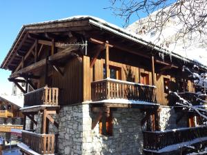 a log cabin in the winter with snow at Saint-Roch Piste in Val dʼIsère