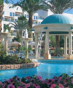 - une piscine avec un kiosque et une fontaine dans l'établissement Royal Garden by Isrotel Collection, à Eilat
